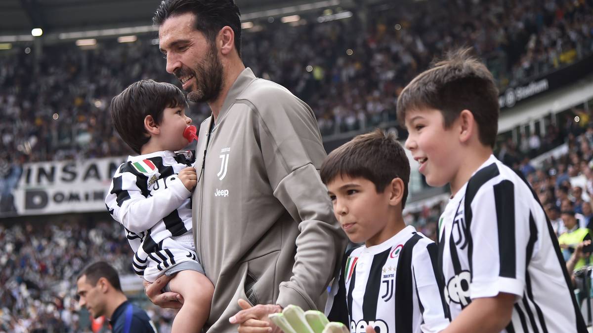 Vor der Partie läuft Buffon mit seinen drei Söhnen ins Stadion ein