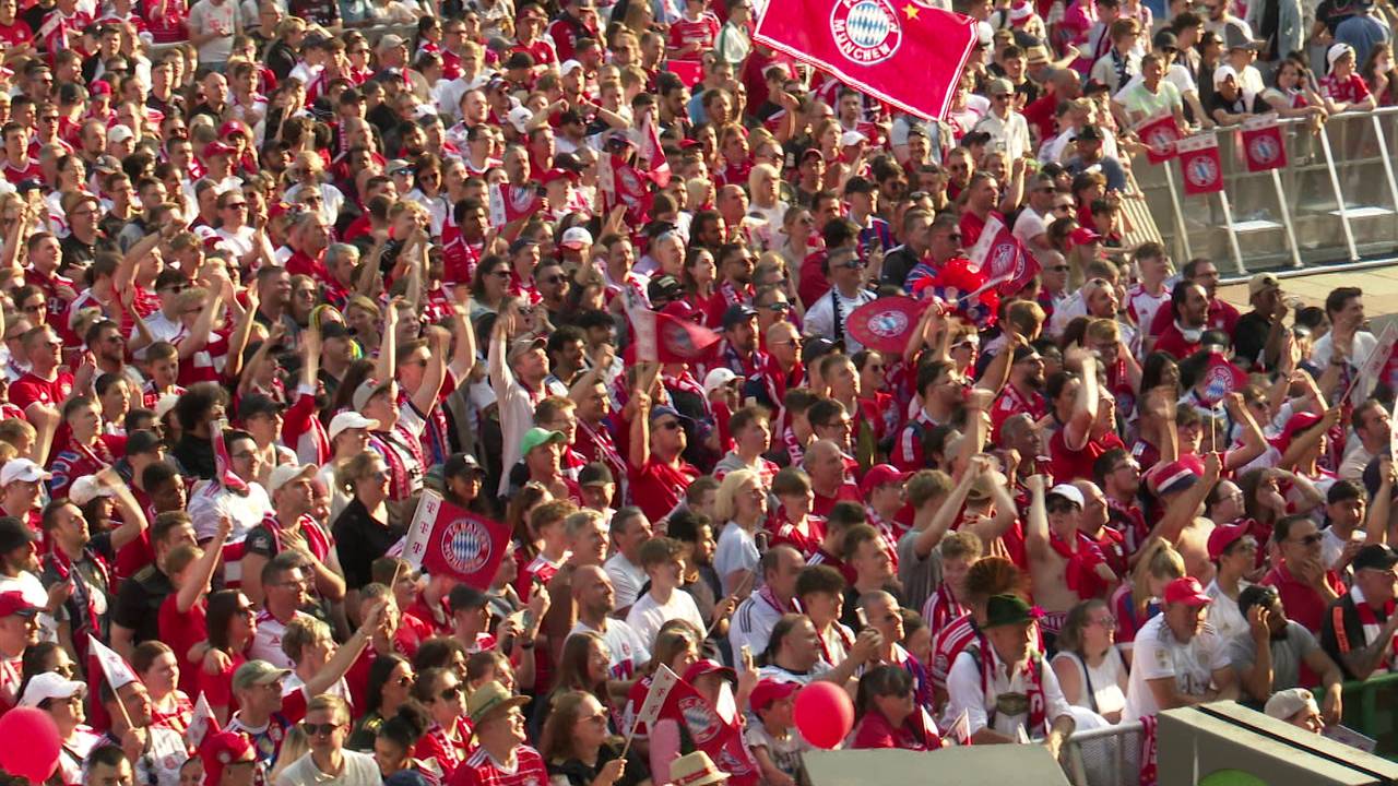 Mit 10.000 Fans! FC Bayern München feiert Doppel-Meisterschaft auf Marienplatz