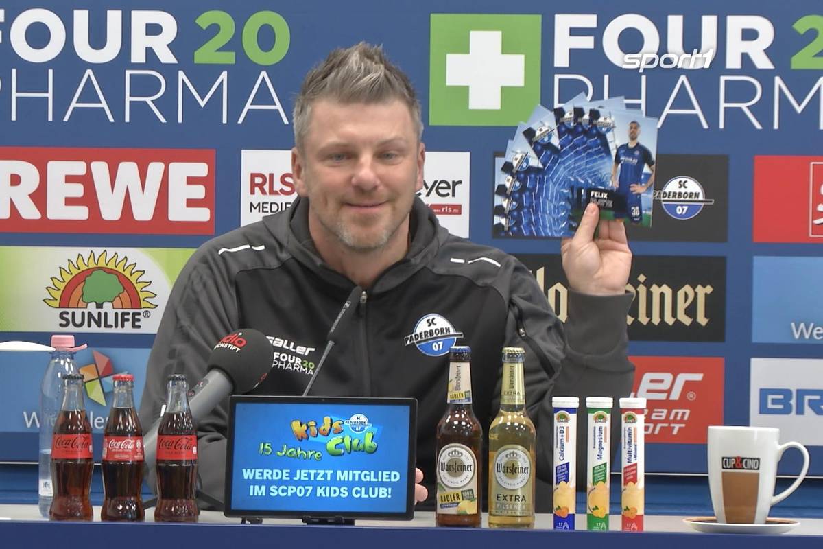 Auf der Pressekonferenz vor dem 18. Spieltag der 2. Bundesliga überrascht Lukas Kwasniok, Trainer des SC Paderborn, als er die Verletztenliste seiner Mannschaft präsentiert. Ein Auftritt mit Kult-Potenzial!