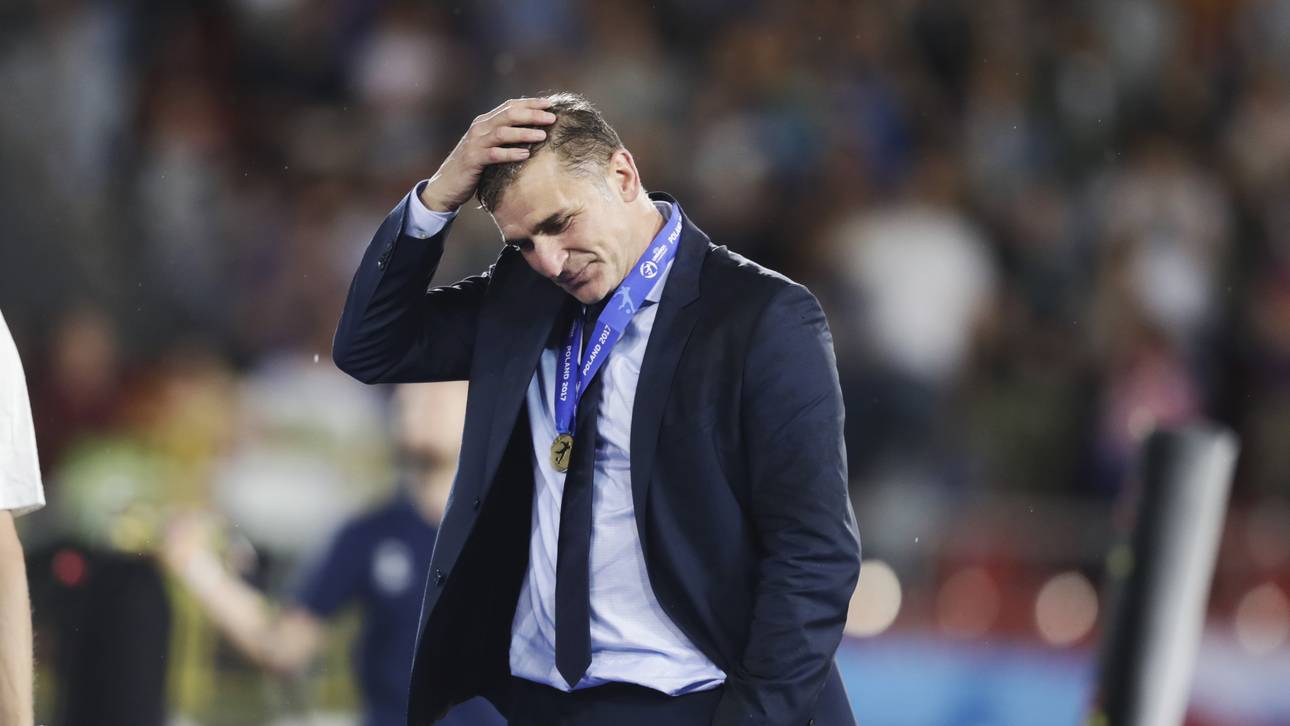 Kuntz genießt mit Wein und Zigarre