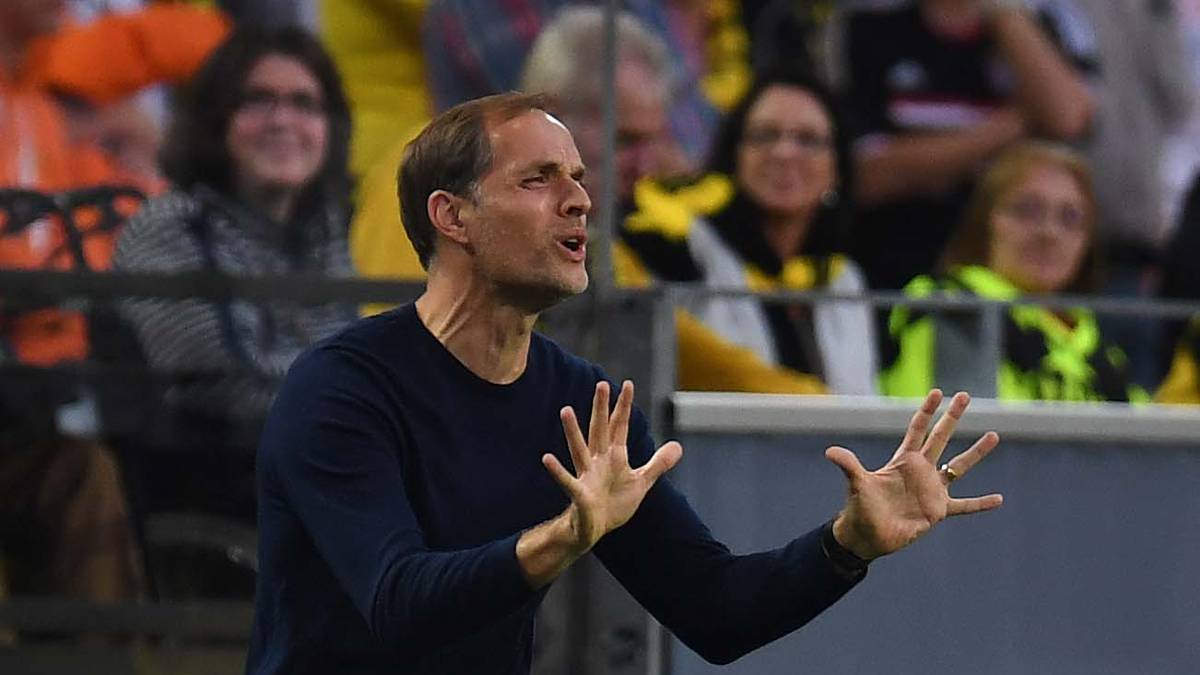 Dortmunds Trainer Thomas Tuchel hält es nicht auf der Bank. Denn auf dem Platz geht die Post ab...