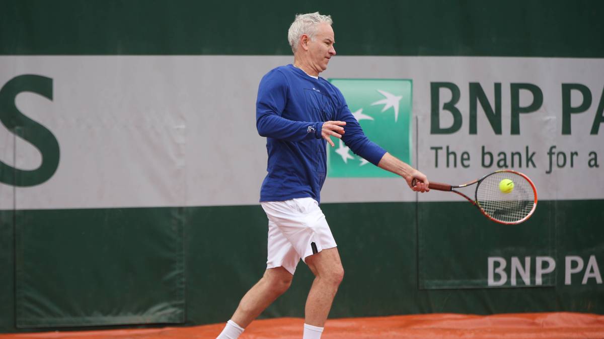 Apropos Tennis-Legenden: John McEnroe greift hier wieder einmal zum Schläger. Das sah allerdings auch schon einmal geschmeidiger aus