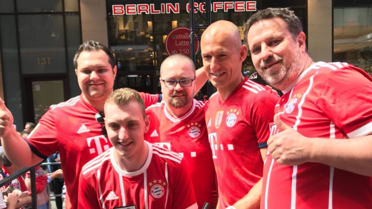Arjen Robben mischt sich vor dem Finale im DFB-Pokal unter die Fans