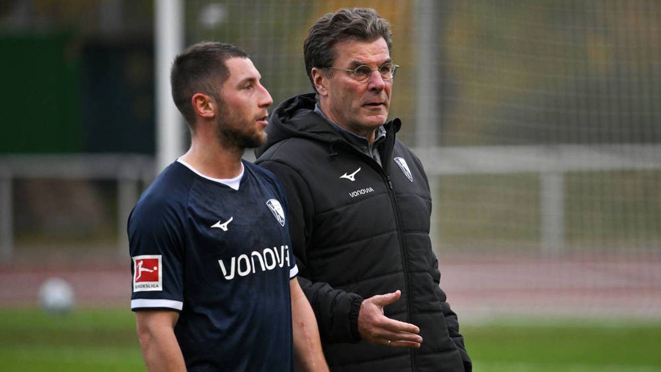 Dieter Hecking (r.) sucht in den ersten Tagen viel das Gespräch mit den Spielern, wie hier mit Maximilian Wittek (l.), um den Glauben an den Sieg zurück nach Bochum zubringen