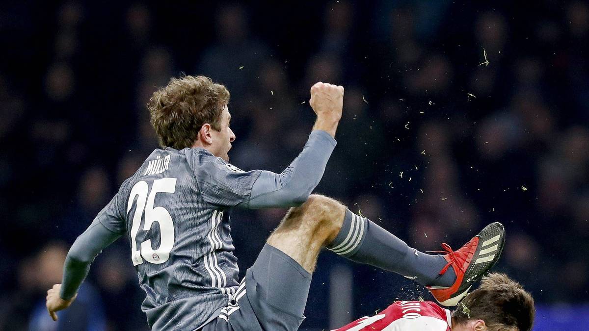 Müller klappt das Bein ein, aber das macht die Aktion...