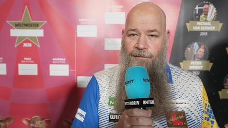 Andreas Harryson sorgte für die erste Überraschung bei der Darts-WM 2026 und spricht danach mit SPORT1 über das Spiel und die Matchdarts gegen sich.