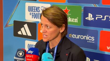 Die Frauen des FC Bayern erkämpfen sich ein 1:1 im Halbfinal-Hinspiel gegen den FC Barcelona. Dabei fliegen sowohl Franziska Kett als auch Trainer Jose Barcala mit Rot vom Platz. Für die Direktorin der Frauenmannschaft, Bianca Rech, sind diese Entscheidungen aber nicht verständlich.