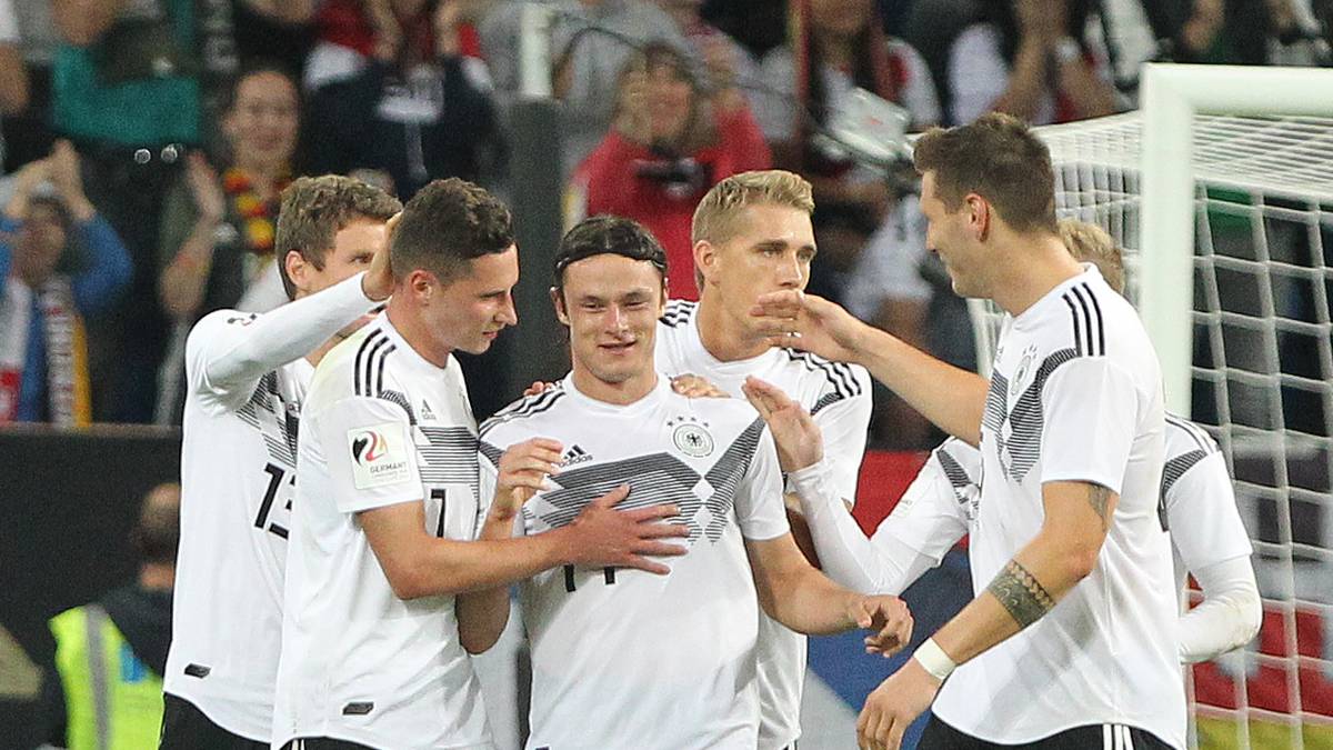 Und Neuling Schulz sorgte mit einem Glückstor in der Schlussphase sogar für das erste Erfolgserlebnis seit dem Drama-Sieg gegen Schweden bei der WM. Von der Form der Vorjahre blieb das DFB-Team zwar weit entfernt, immerhin stimmte aber wieder einmal das Ergebnis