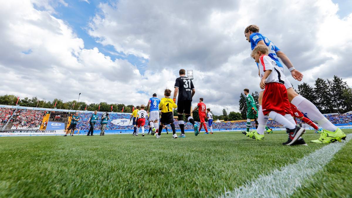 Damit spielten die Fans auf ihr Stadion am Böllenfalltor an, das im Gegensatz zu allen anderen Bundesliga-Stadien noch über eine Aschenbahn verfügt und nur wenige überdachte Plätze zu bieten hat