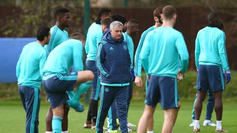 Jose Mourinho (M.) beim Training des FC Chelsea