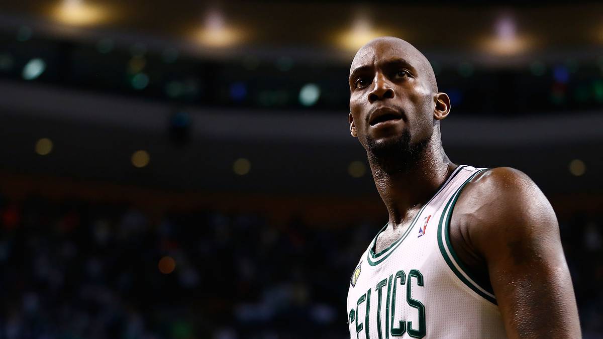 Garnett verlängert seinen eigentlich bis 2009 laufenden Vertrag bei den Celtics gleich um drei Jahre - für 60 Millionen Dollar. Die Investition in Garnett zahlt sich für Boston schnell aus. 2008 schlagen die Celtics ihren Erzrivalen Los Angeles Lakers in den Finals mit 4:2. In Spiel sechs ist Garnett mit 26 Punkten Topscorer