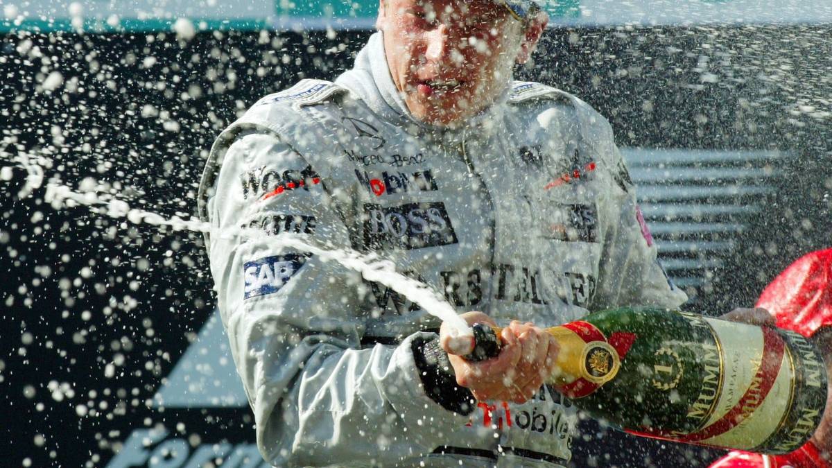 So emotional hat man den Finnen selten erlebt wie nach seinem ersten Sieg 2003. Im Alter von 23 Jahren und 157 Tagen gewinnt der damalige McLaren-Pilot den Großen Preis von Malaysia