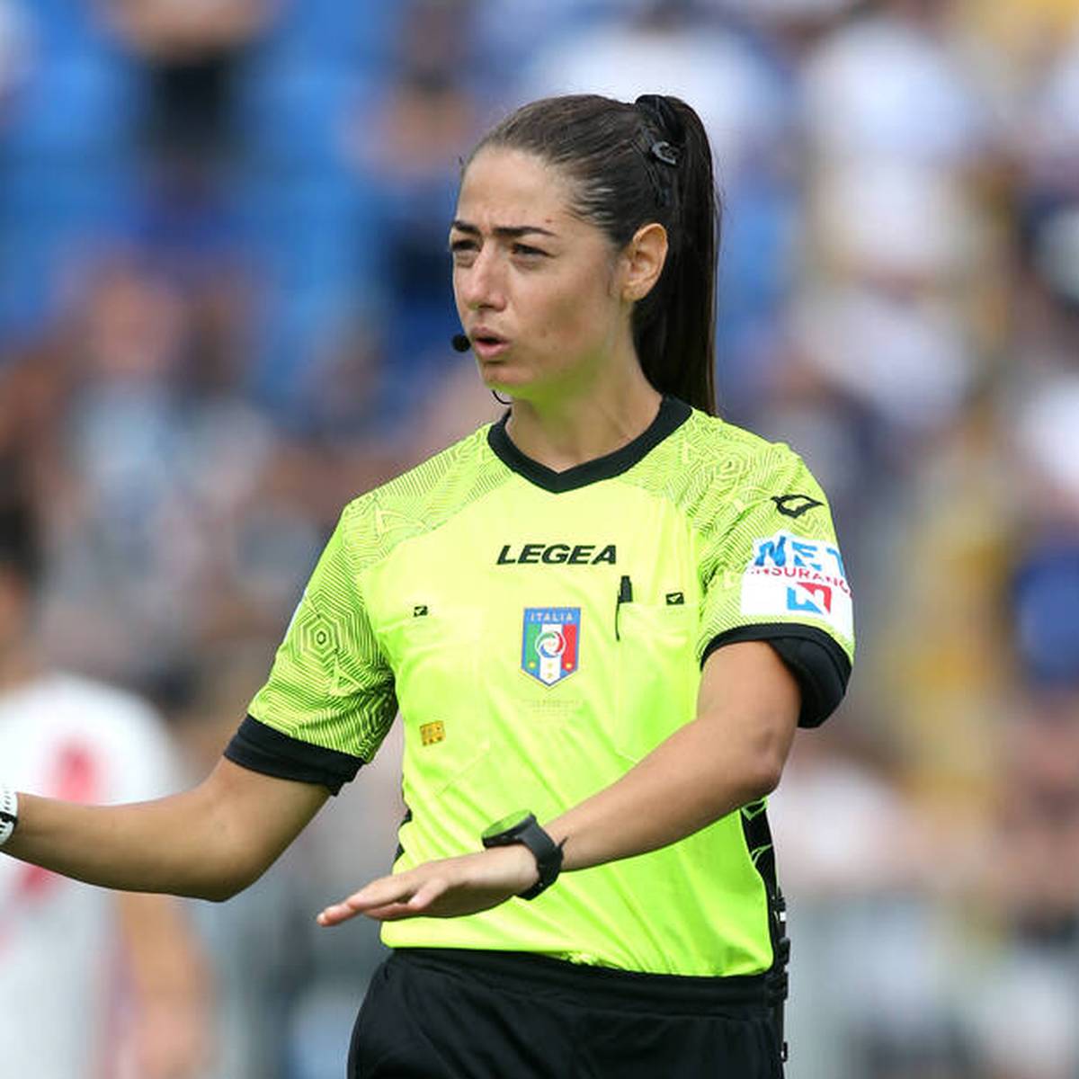 Schiedsrichterin Maria Sole Ferrieri Caputi schreibt als erste Unparteiische in der Serie A italienische Fußball-Geschichte.