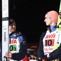 Die deutschen Skispringer verpassen beim Teamspringen in Lahti das Podest. Bundestrainer Stefan Horngacher äußert deutliche Kritik - und nimmt nur den Debütanten aus.
