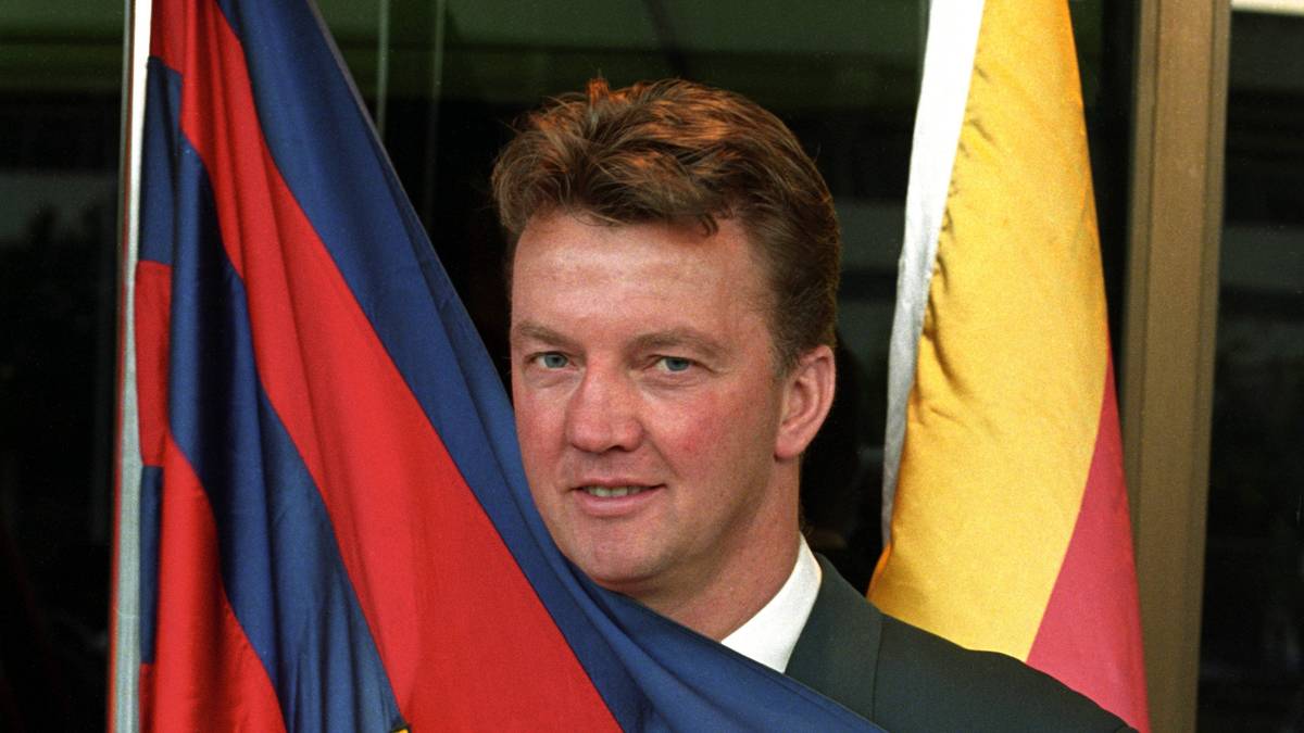 Als Robson nach der Saison 1996/97 ins Management wechselt, glaubt Mourinho an seine Chance und sieht sich bereits auf dem Posten des Cheftrainers. Doch Barcas Präsident Josep Lluis Nunez hält ihn nicht für reif genug und sichert sich die Dienste von Louis van Gaal