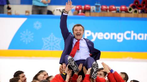 Oleg Snarok wurde nach dem Gewinn der Goldmedaille von den Spielern gefeiert