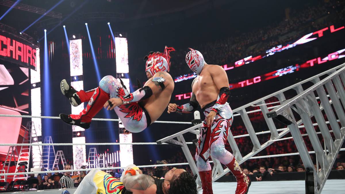 Tables, Ladders and Chairs - kurz TLC: Die letzte Großveranstaltung des WWE-Jahres steigt in Boston. Sie heißt so, weil dort nicht nur die Wrestler  - hier im Eröffnungskampf die Lucha Dragons - durch die Gegend fliegen, sondern auch Tische, Leitern und Stühle