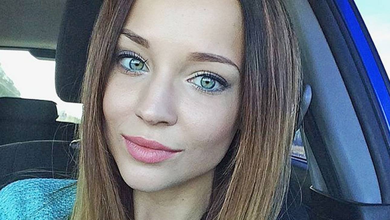 Model zieht sich für Klubrettung aus