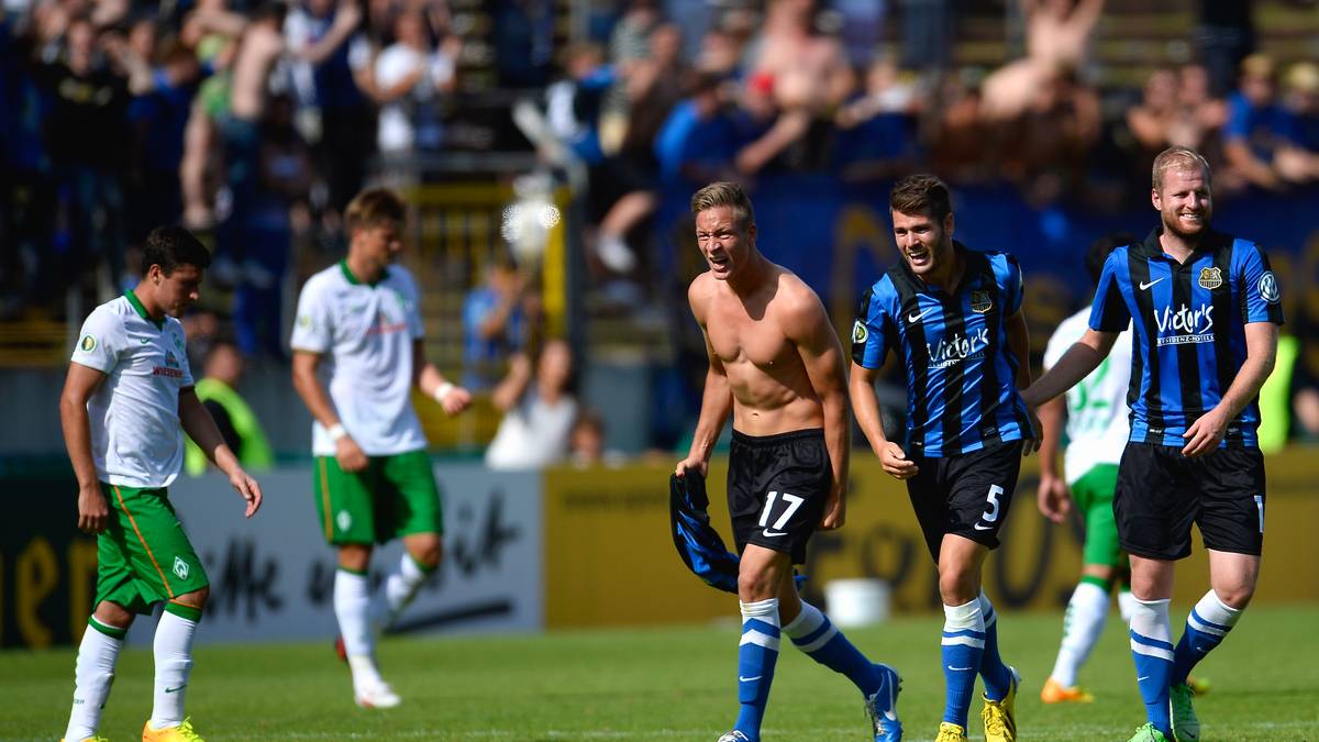 In der ersten Pokalrunde 2013/2014 gelingt Drittligist Saarbrücken gegen Werder Bremen die Sensation. Mit 3:1 nach Verlängerung schalten die Saarländer den Bundesligisten aus
