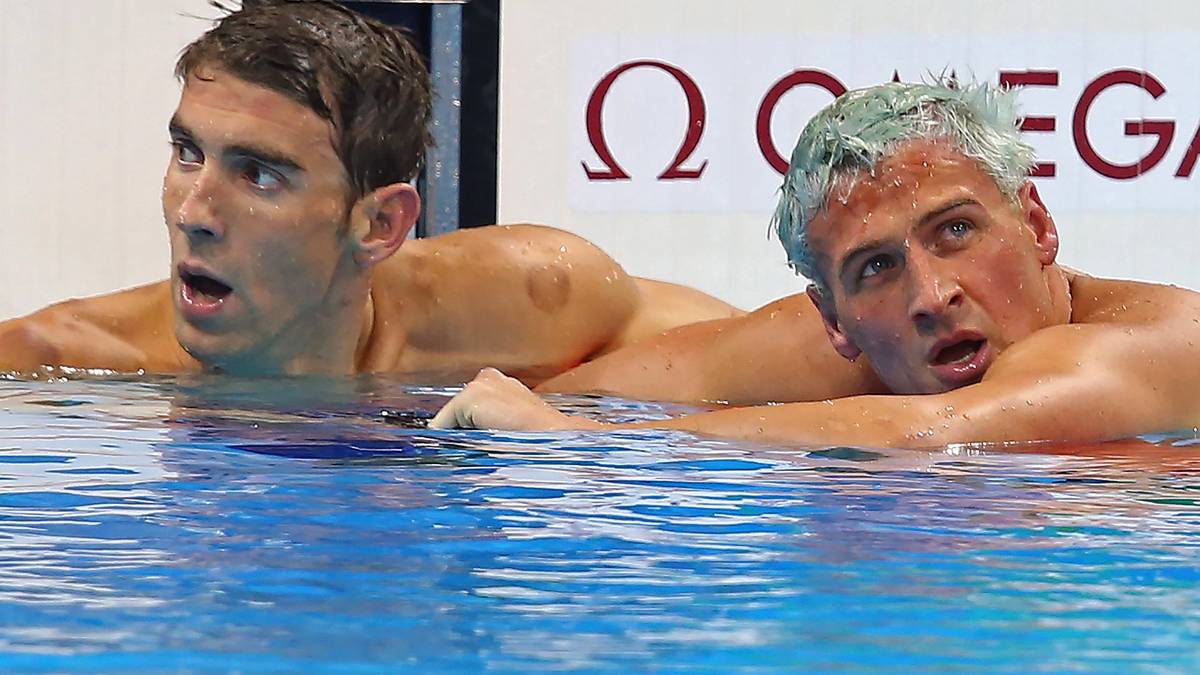 Nanu?! Michael Phelps' Staffelkollege Ryan Lochte taucht in Rio mit seltsam grün schimmerndem Haar auf. Dagegen schaut das viel gescholtene Wasser im olympischen Schwimmbecken richtig schön blau aus. Schuld an der grünen Patina bei Lochte ist das Algenvernichtungsmittel im Chlor-Wasser