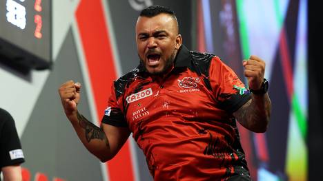 Im zweiten Spiel der Darts-WM schlägt Grant Simpson Keane Barry mit 3:1 und zieht in die nächste Runde ein.