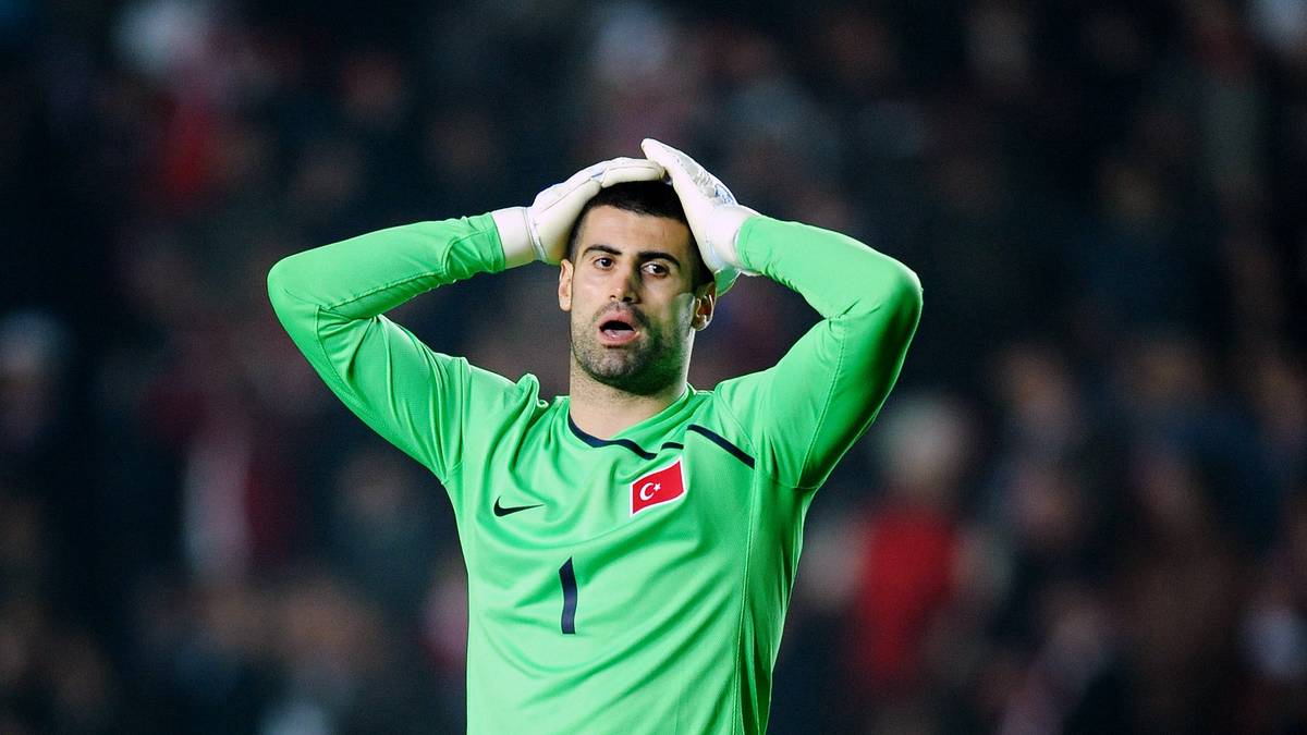 VOLKAN DEMIREL: Der frühere türkische Nationalkeeper will einen Fan mit seinem Trikot beglücken. Dieser Wurf auf die Tribüne geht für Demirel aber schief und er kugelt sich die Schulter aus