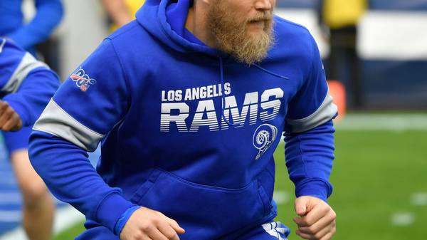 LOS ANGELES, CA - DECEMBER 29: Clay Matthews #52 of the Los Angeles Rams warms up before playing the Arizona Cardinals at Los Angeles Memorial Coliseum on December 29, 2019 in Los Angeles, California. (Photo by John McCoy/Getty Images)