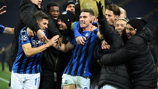 Italien feiert Atalanta Bergamo nach dem Einzug ins Champions-League-Achtelfinale.