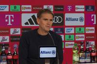 Auf der Pressekonferenz erklärt Bayerns Sportdirektor Christoph Freund ein Rückschlag von einem der Abwehr-Stars. 