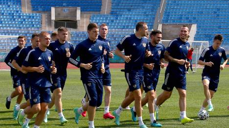 Auch die russische Fußball-Nationalmannschaft beklagt unmittelbar vor ihrem Start in die EM einen Corona-Fall. 