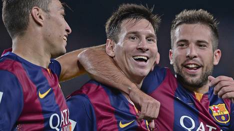 Lionel Messi lässt sich von seinen Teamkollegen für seinen Doppelpack feiern