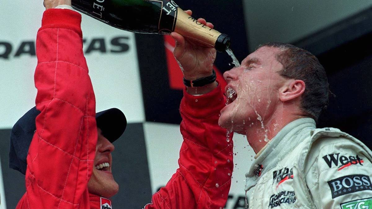 Coulthard gewinnt zwei Saisonrennen, Häkkinen eines. Coulthard beendet die Saison sogar als Gesamtdritter, Häkkinen immerhin als Fünfter