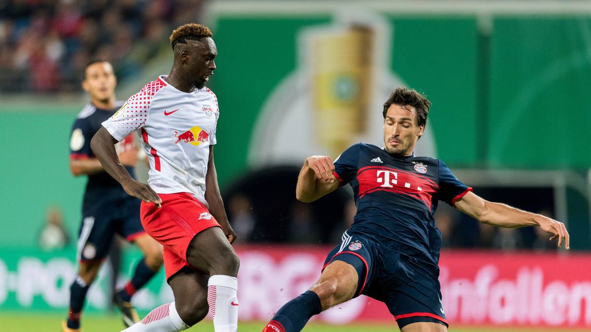 MATS HUMMELS: Fels in der Brandung. Rutschte in der 28. Minute entscheidend vor Augustin in den Ball, der dadurch gestört wurde und die Kugel nicht mehr voll traf. Den intensivsten Zweikampf lieferte er sich mit Rangnick, der sich nach dem Halbzeitpfiff beim Schiedsrichter über den nicht gegebenen Elfmeter beschwerte. SPORT1-Note 2,5