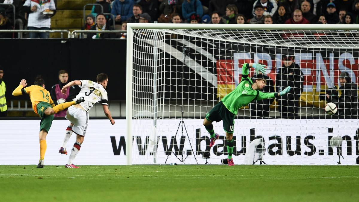 Doch Australien erzielt den Ausgleich. James Troisi springt höher als Hector und köpft ein