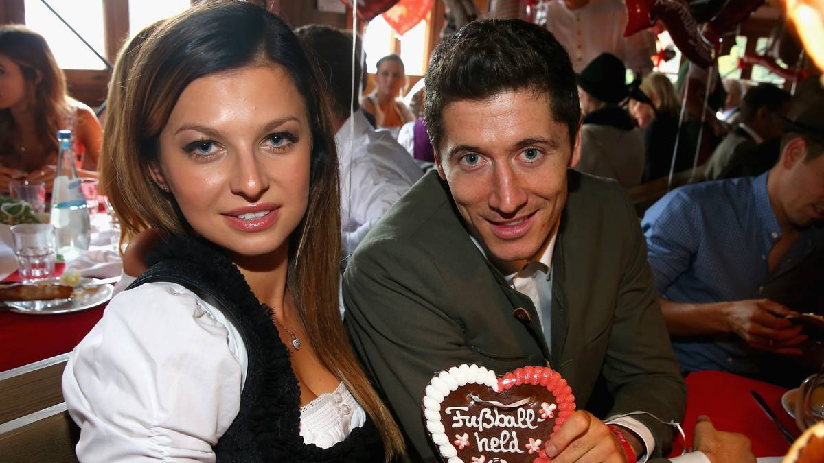 Was nicht heißt, dass sie nicht den nötigen Glamour für die Welt der Spielerfrauen mitbringt: Egal, ob wie in diesem Jahr mit offenen Haaren...