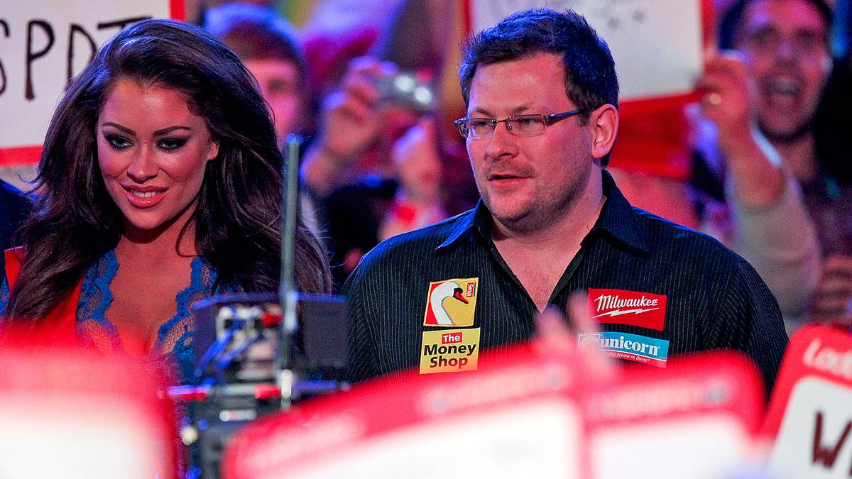 Der Brite James Wade, Nummer 6 der Weltrangliste, wirft einen Blick auf O'Sullivan. Dabei ist er seit August 2015 verheiratet - mit dem Model und Ex-Walk-on-Girl Sammi Marsh