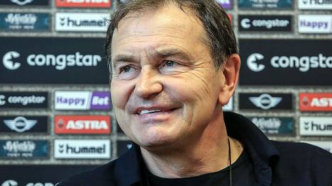 Ewald Lienen wird bei Pressekonferenz vom FC St. Pauli als neuer Trainer vorgestellt