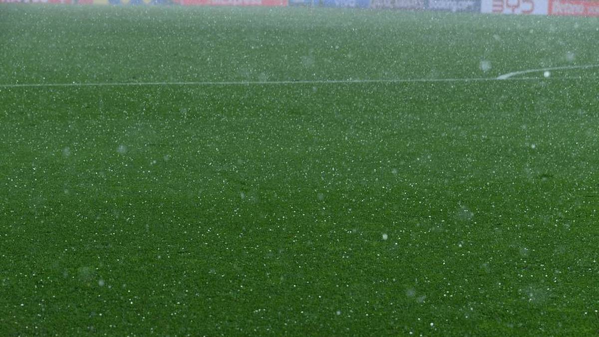 Große Hagelkörner auf dem Spielfeld. 
