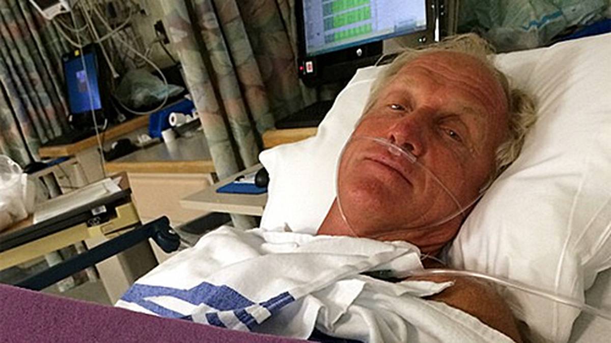 Bei der anschließenden Operation werden gering beschädigte Nerven wiederhergestellt. Nach dem Eingriff kann der "weiße Hai" das Krankenhaus in Florida wieder verlassen. Zuvor ist aber noch Zeit für ein Foto aus dem Krankenbett