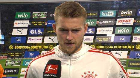 Nach dem 2:2 des FC Bayern bei Borussia Dortmund wird Matthijs de Ligt attackiert. Ein Zuschauer bewirft den niederländischen Abwehrstar der Münchner während eines TV-Interviews.