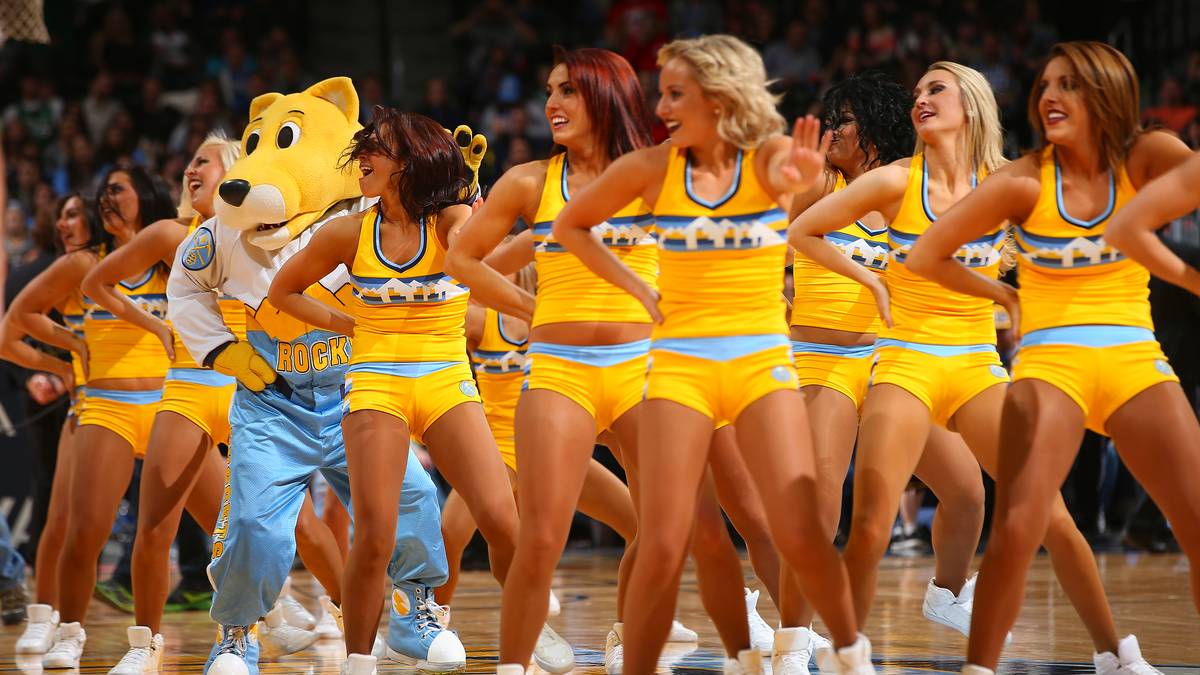 In Denver legen Maskottchen Rocky und die Cheerleader eine flotte Sohle aufs Parkett