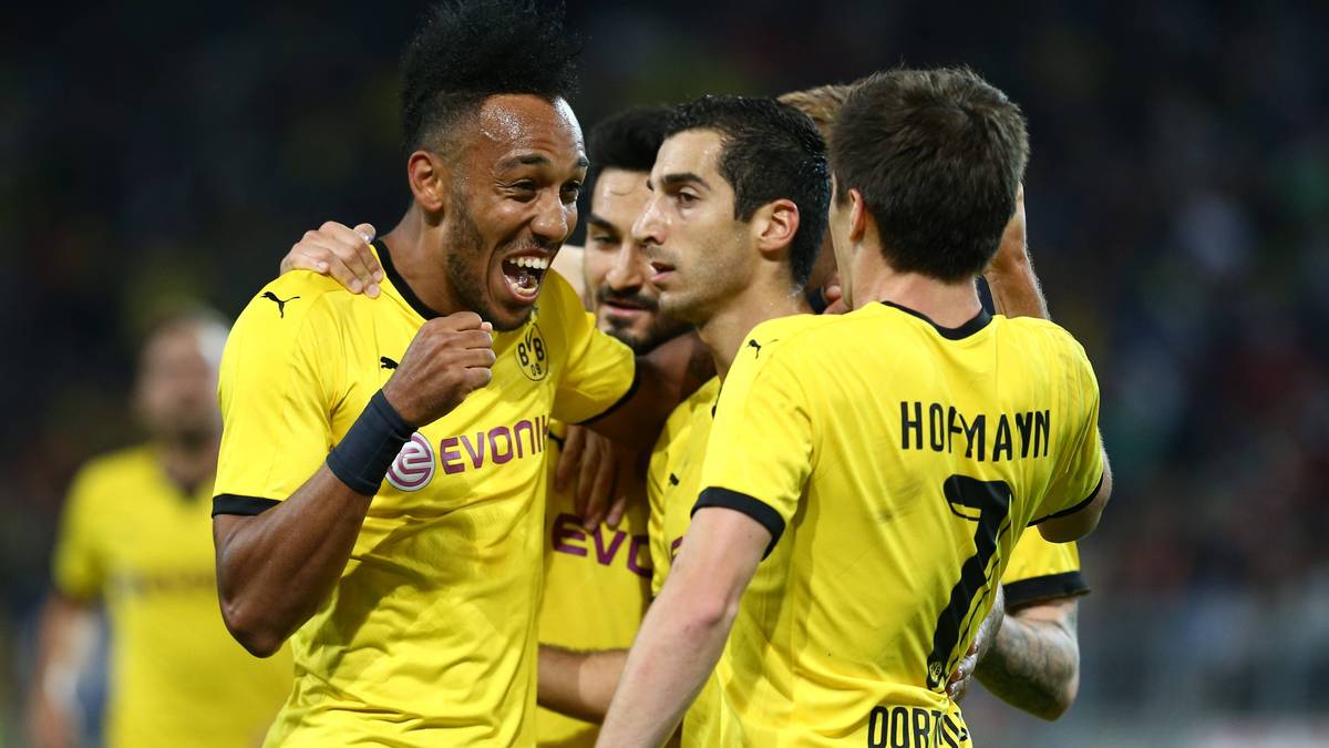 Die Dortmunder Spieler bejubeln das 1:0 - die logische Folge einer stürmischen Anfangsphase