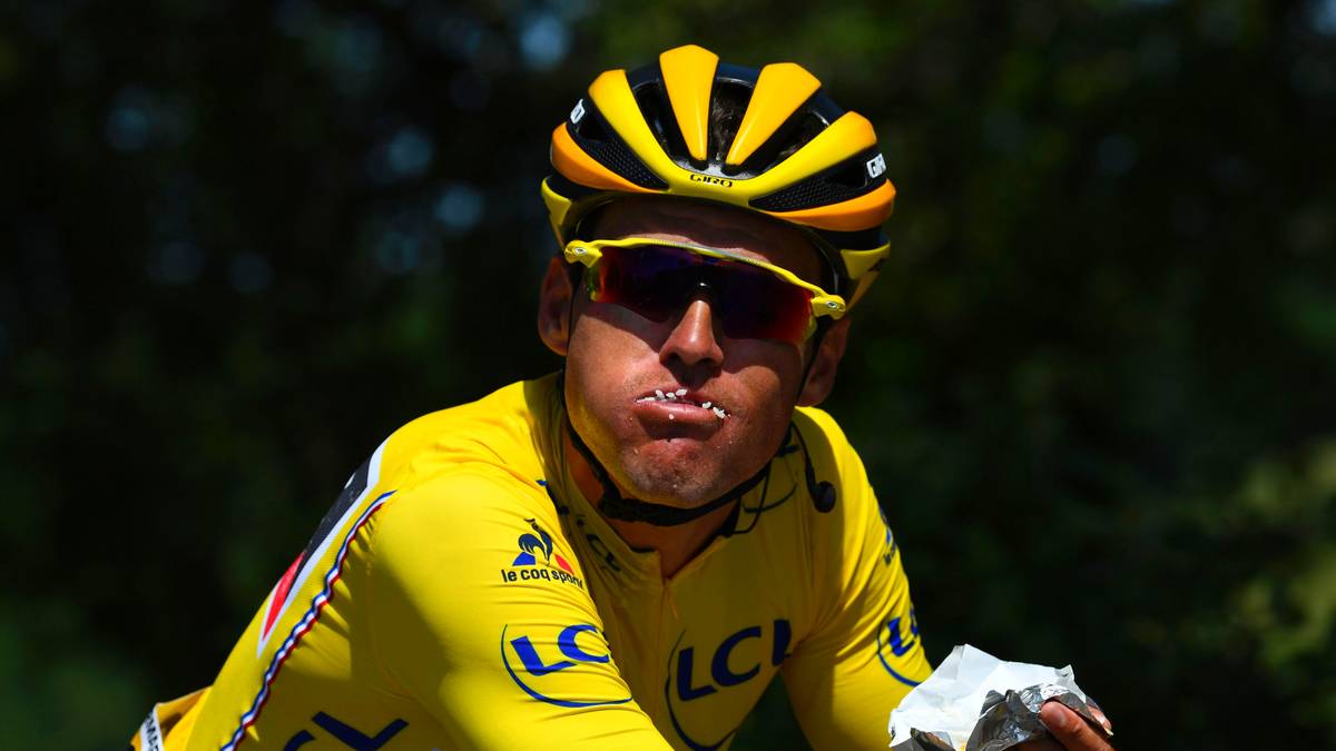 Das Tempo im Peloton ist anfangs nicht so hoch, weshalb der Träger des Gelben Trikots, Greg Van Avermaet, Zeit für eine zwischenzeitliche Stärkung hat