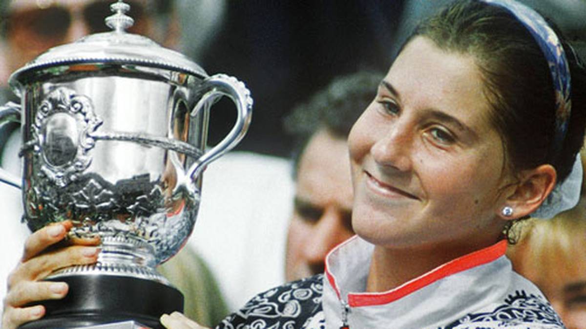 Platz 9 - MONICA SELES - 9 Siege: Die Jugoslawin und spätere Amerikanerin ist zu Beginn der 90er Jahre die große Rivalin von Steffi Graf. Zwischen 1990 und 1993 gewinnt Seles je dreimal die Australian Open und French Open (Bild), dazu zweimal die US Open. Am 30. April 1993 wird Seles von einem psychisch-gestörten Graf-Fan niedergestochen. Zwei Jahre später gibt sie ihr Comeback und holt bei den Australian Open 1996 ihren 9. Grand-Slam-Titel