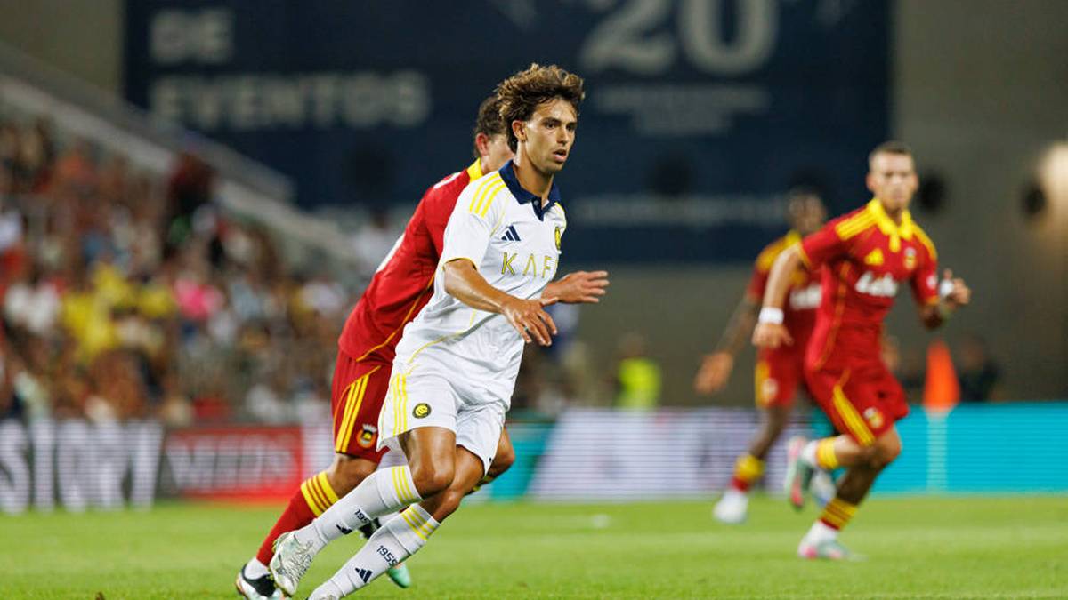 Joao Félix (Al-Nassr FC):
Der Portugiese spielte zuvor für den FC Chelsea, FC Barcelona und Atletico Madrid. Im Juli 2025 entschied sich der Stürmer für eine Unterschrift bei Al-Nassr FC. Dafür gab es riesige Kritik. 