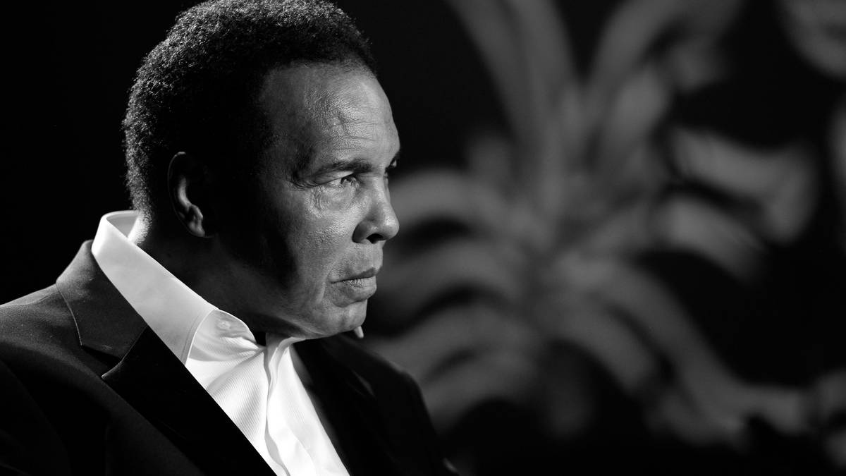 Eines der größten Idole der Sportgeschichte ist tot. Muhammad Ali starb am vergangenen Freitag nach multiplem Organversagen in einem Krankenhaus in Phoenix/Arizona im Alter von 74 Jahren. Bei einer zweitägigen Trauerfeier an Donnerstag und Freitag nimmt die Welt Abschied vom größten Boxer aller Zeiten. SPORT1 zeigt die Bilder der Trauerfeierlichkeiten