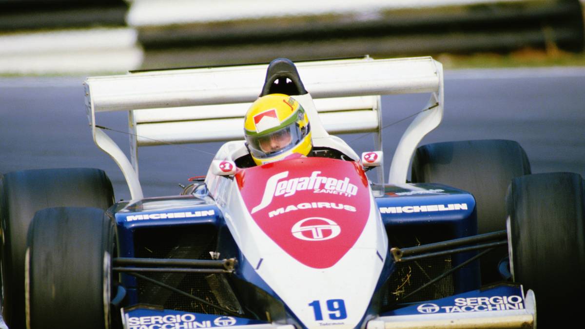 Formel-1-Legende Ayrton Senna fährt im Jahr 1984 für das britische Toleman-Team. Das Besondere an diesem Wagen ist der doppelte Heckflügel, der einen höheren Anpressdruck erzeugen soll