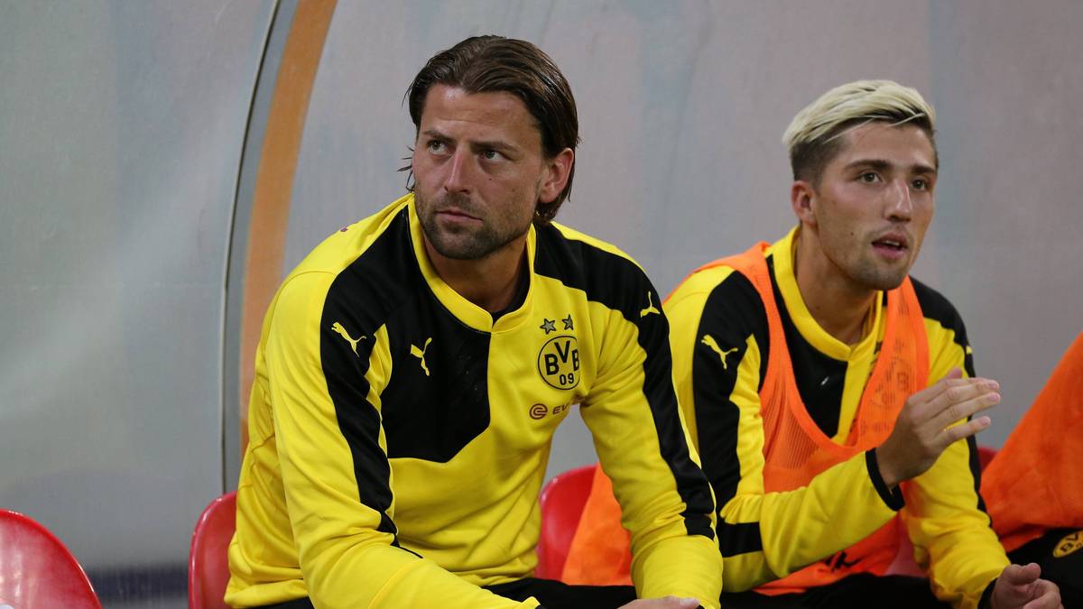 Roman Weifenfeller sitzt das gesamte Spiel über auf der Bank. Aber das muss noch nichts heißen. Im Rückspiel steht er zwischen den Pfosten. Das verspricht ihm Tuchel am SPORT1-MIkrofon