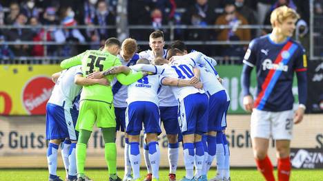 Zur kommenden Saison wird es eine wichtige Änderung in der Zweiten Liga geben: Die Spiele am Samstagmittag werden künftig wieder um 13:00 Uhr angepfiffen. 