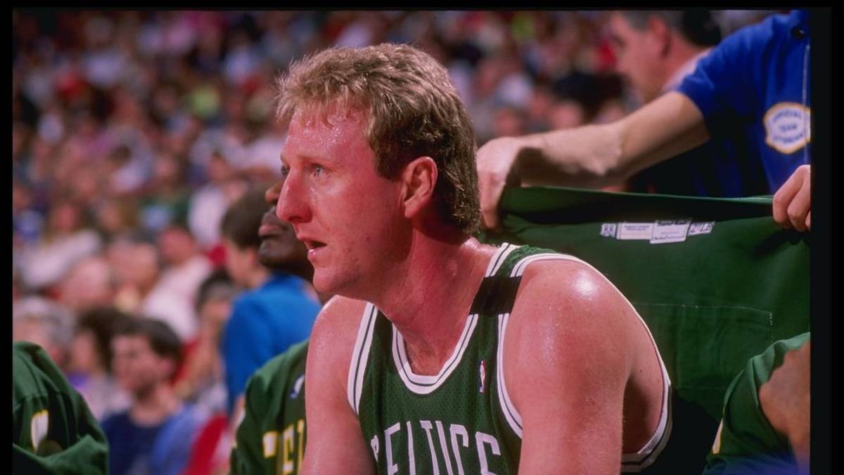 PLATZ 13 - LARRY BIRD (19,9 PER): Die Celtics-Legende kam erst mit 23 Jahren in die NBA. In seinem zweiten Jahr schaffte Bird in 82 Partien 21,2 Punkte, 10,9 Rebounds und 5,5 Assists im Durchschnitt. Alle sechs Playoff-Duelle mit Michael Jordans Bulls entschied "Larry Legend" für sich und holte gleich drei Mal die MVP-Trophäe